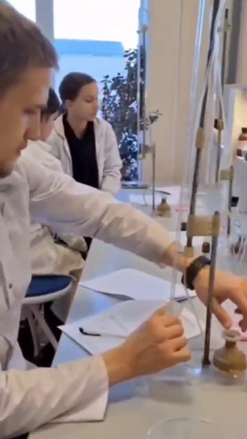 Юные исследователи из молодежного центра «Лигово» на мастер-классе по аналитической химии в СПбГУПТД