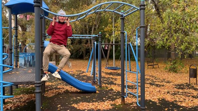 俄罗斯男子在单杠上锻炼，力求成为更优秀的机器学习工程师 || 让我们一起努力吧 :)