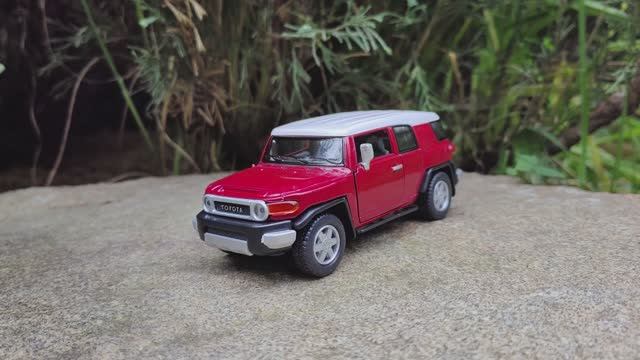 Модель Toyota FJ Cruiser от Kinsmart
