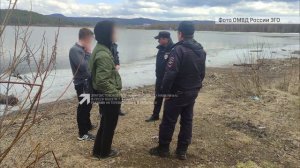 На пруду два подростка прыгали по льдинам