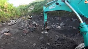 Строительство, экскаватор копает песок