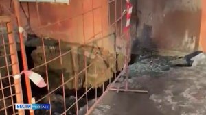 Из-за протечки воды размыло грунт на улице Матросова в Кировском районе Кемерова