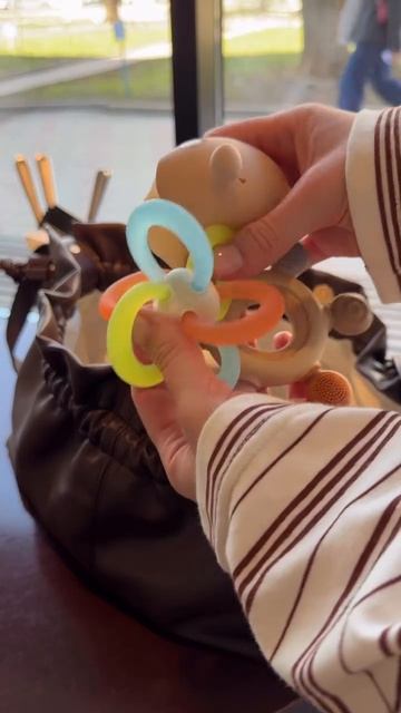 Есть вещи, которые делают сумку маминой. Подгузник и салфетки — одни из них.