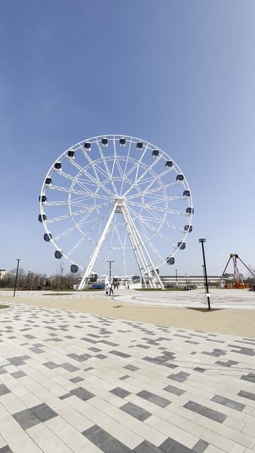 Колесо обозрения в Пскове