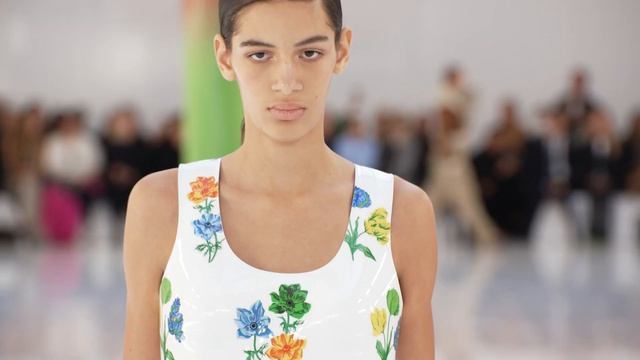 Показ женской коллекции Loewe весна-лето 2023