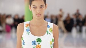 Показ женской коллекции Loewe весна-лето 2023