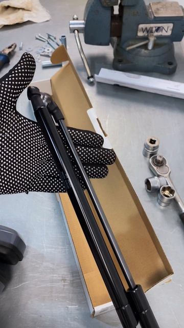 Распаковка амортизаторов капота АВТОУПОР Lada Largus