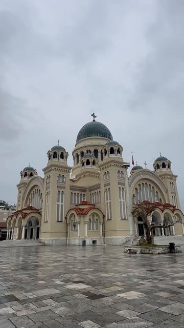 в Патрах, в месте где жил Святой Апостол Андрей Первозванный. Здесь покоятся его мощи.