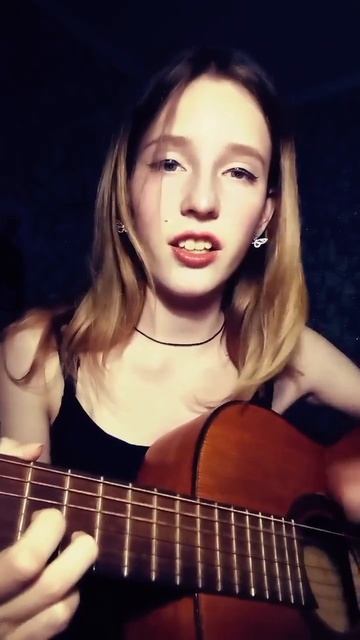 Ella-Della поет кавер версию Baby Doll