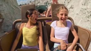 Настя и Эвелин играют в прятки в парке развлечений