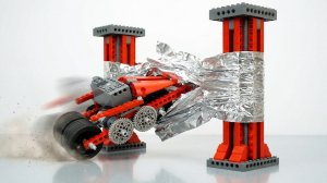 Скоростной автомобиль LEGO разбивает алюминиевую стену