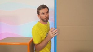 Настя с друзьями играют в прятки в картонных коробках (1)