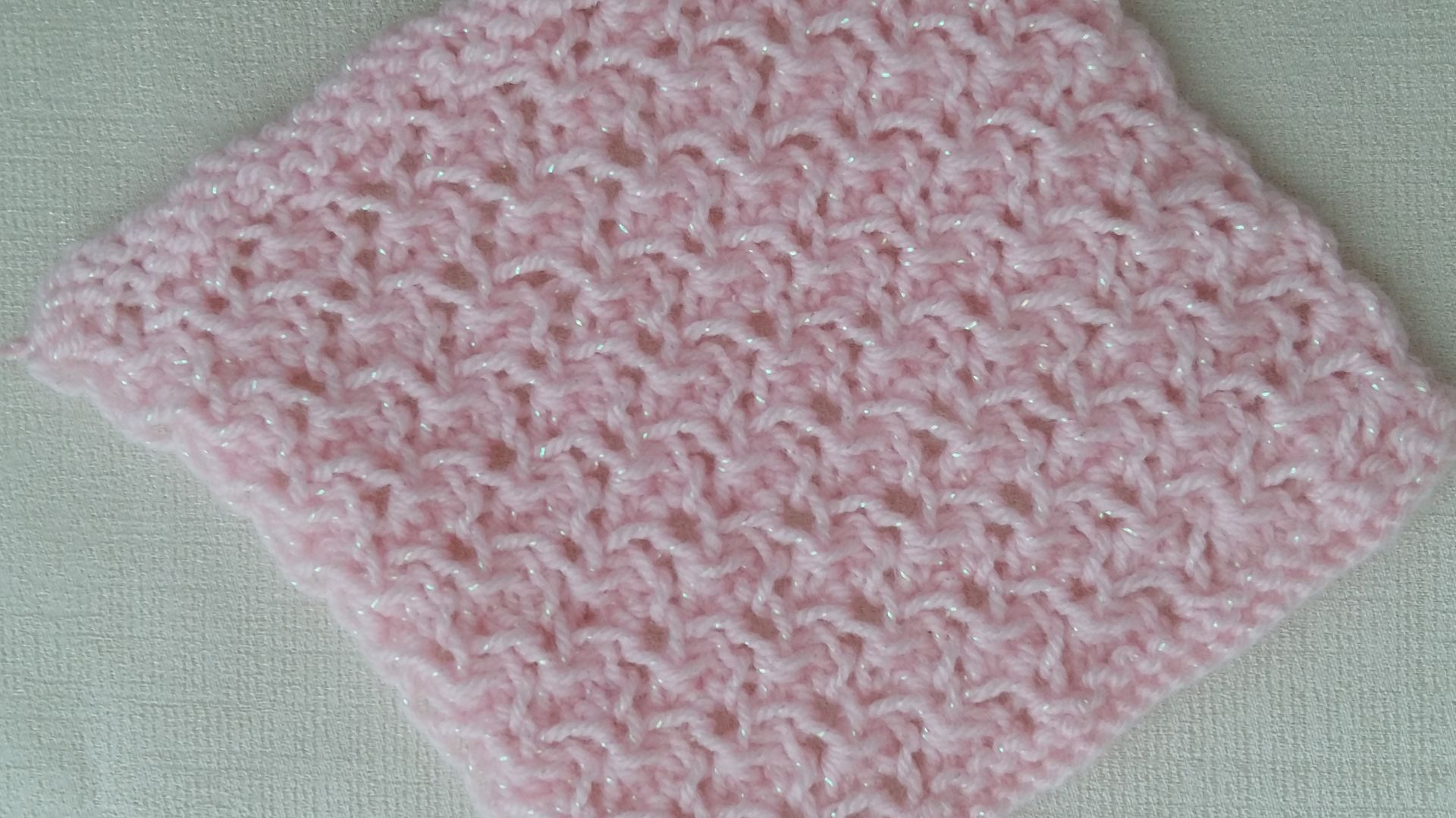 111. Нежнейший мелкий узор спицами