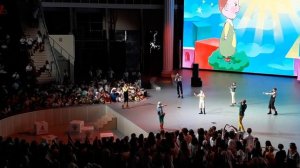 Детский лагерь Орлёнок. В амфитеатре  дети и взрослые поют вместе "про лялечку".