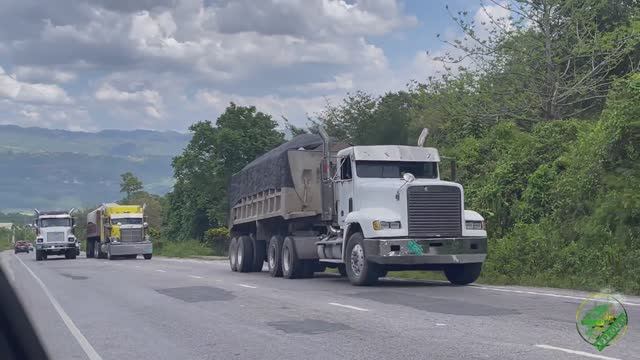 Перегруженные траки через перевал.