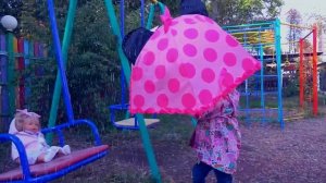 Настя в парке развозит зонтики куклам принцессам Дисн