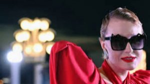 Зачем  актриса и режиссер Рената Литвинова периодически прилетает в Россию