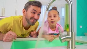 Настя принимает душ с конфет