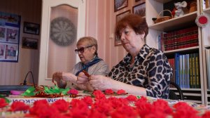 Представительницы старшего поколения Излучинска создали броши ко Дню Победы