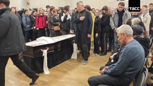 Сотни людей пришли проститься с погибшей от рук школьника учительницей на Урале