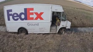 Американский почтальон съехал в кювет. Будем доставать.