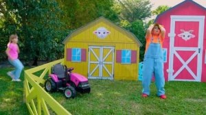 Настя учит детей помогать старшим