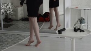 Юная девушка у зеркала