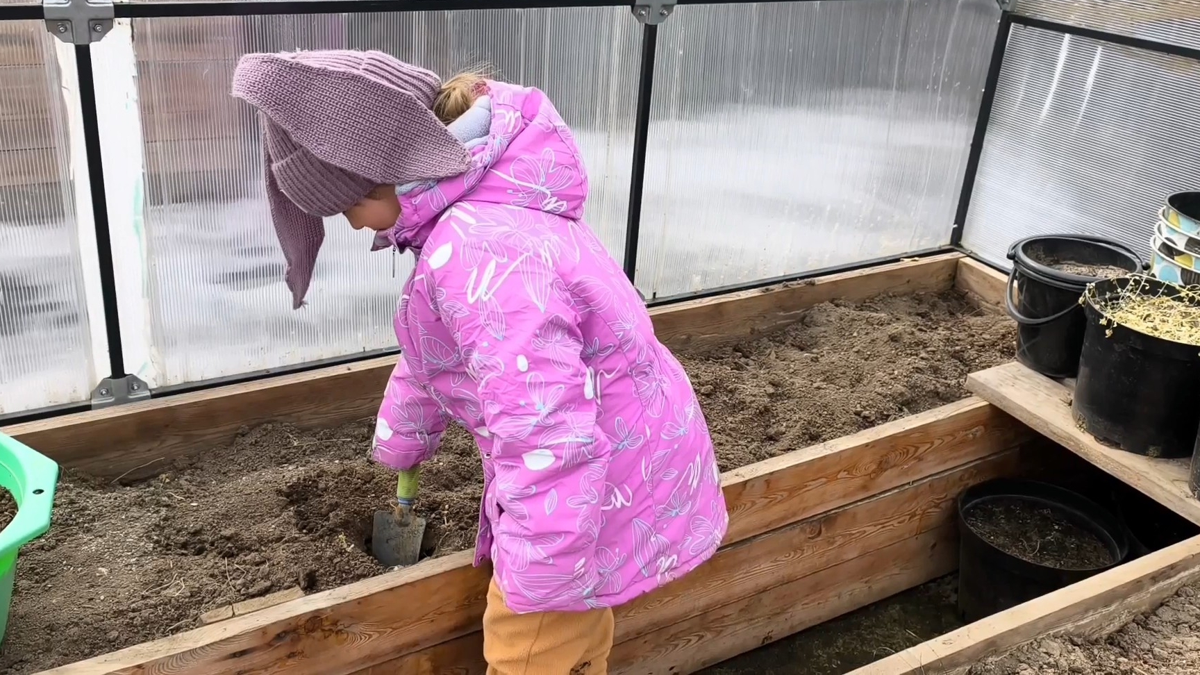 Помощница работает в теплице 🤗