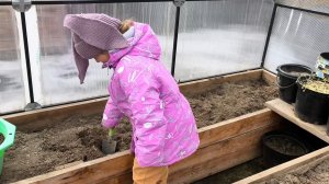 Помощница работает в теплице 🤗