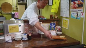 Суши-ресторан на 5 мест, открытый с утра на рынке морепродуктов в Хакодате, Хоккайдо, Япония.