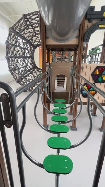 Понравится ли детям эта игровая площадка в виде замка? Лазайте, катайтесь с горки и исследуйте башни