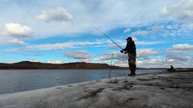 Огромные караси поклёвывают и даже сазан. Хорошая рыбалка на донки.