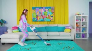 Настя с друзьями ловят насекомых