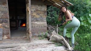 Девушка в одиночку живёт в маленьком доме в диком лесу. Бушкрафт.