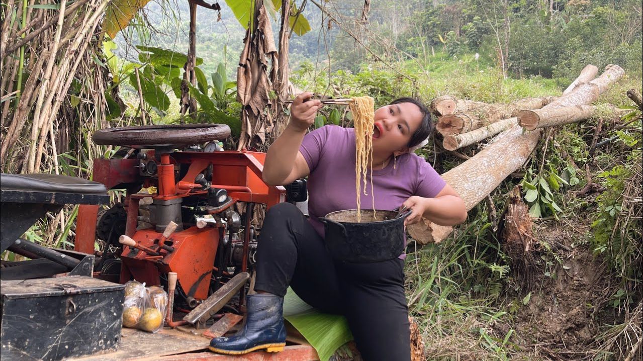 Перевозка древесины на сельскохозяйственной технике и обед для девочки в глухом лесу.