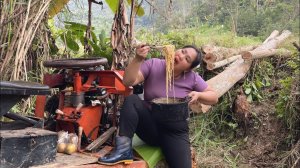 Перевозка древесины на сельскохозяйственной технике и обед для девочки в глухом лесу.