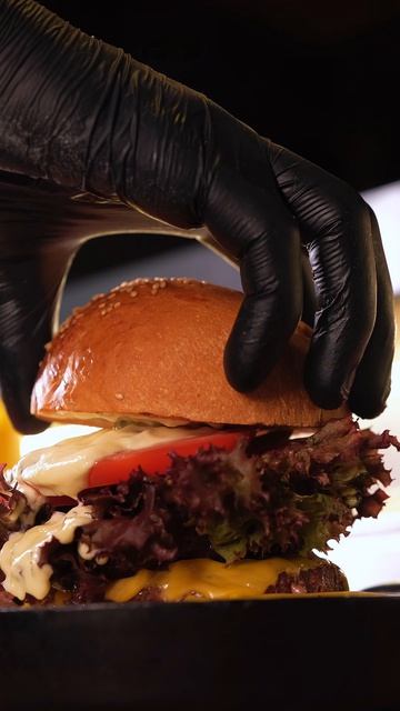 Когда хочется сделать свой вечер — бургеры в BEmine 🍔 Сочные, ароматные, с идеальной начинкой.