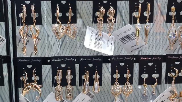 Витрина. Серьги.Прозрачный камень