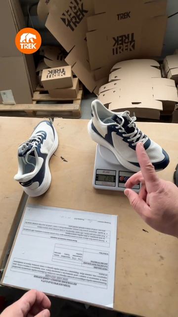 Сколько весят беговые кроссовки против треккинговых?