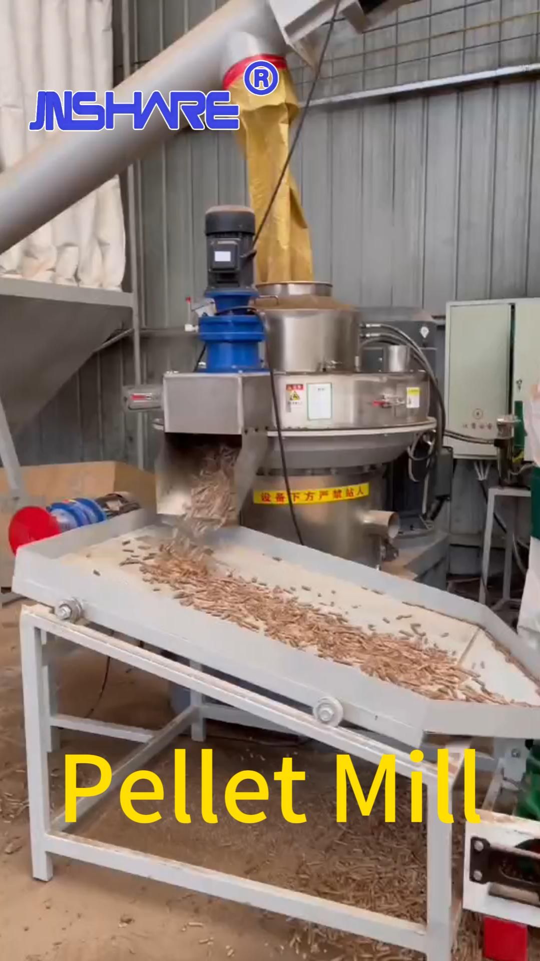Демонстрация процесса гранулирования биомассы на месте #гранулятор #производство #машина #jnshare