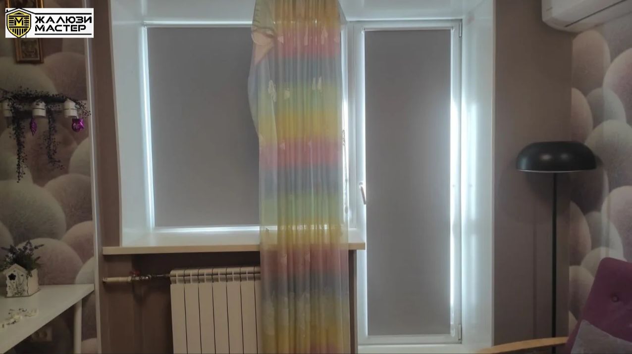 Рулонные шторы  MINI BLACK-OUT для защиты от солнца светло-серого цвета на балконный блок.