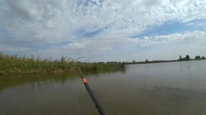 КАК ТАКОЕ ВОЗМОЖНО? НАШЛИ МЕСТО ГДЕ РЫБА КИШИТ! и клюет на каждом забросе! Рыбалка на спиннинг