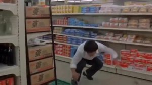 | Джеки Чан и Брюс Ли дерутся в торговом центре | Jackie chan vs bruce lee fighting in shopping mall