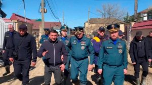 В Мамедкале спасатель достал из затопленных под мостом машин пять человек.