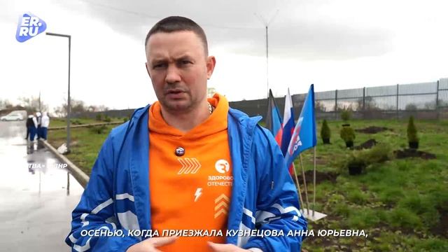 Партийцы высадили более 100 деревьев возде перинатального центьра