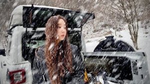 Кемпинг с автомобилем в снежный шторм.