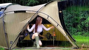 Кемпинг девушки с палаткой в сильный дождь.