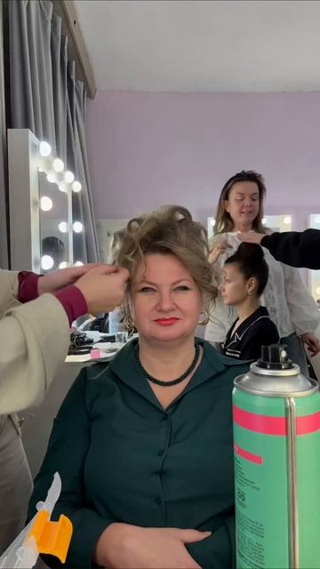 Бабетта
✨ Бабетта: причёска с характером и шиком!✨
Вдохновение — из кино! Причёска названа вчесть ге