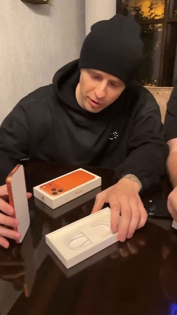 Егор Крид распаковывает iPhone 17 Pro Max смотреть онлайн