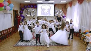 Прощальный  вальс будущих первоклашек - мамы бабушки в слезах - фото и видео в детский сад на заказ